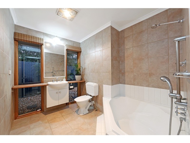 8 Faversham Square, Ferntree Gully VIC 3156