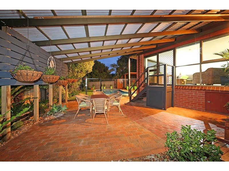 8 Faversham Square, Ferntree Gully VIC 3156