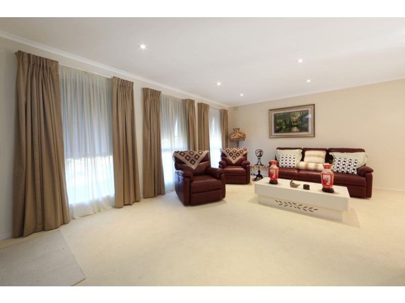 6 Lakeside Boulevard, Rowville VIC 3178