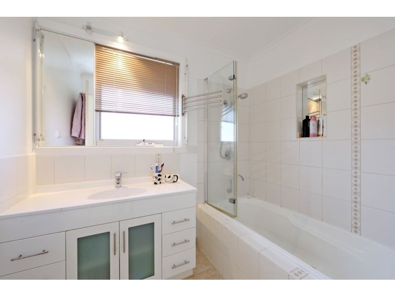 6 Lakeside Boulevard, Rowville VIC 3178