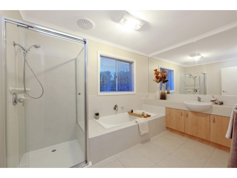 36 Sovereign Manors Crescent, Rowville VIC 3178