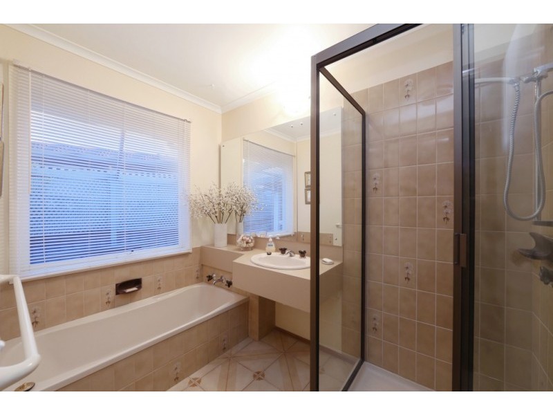 25 Lakeside Boulevard, Rowville VIC 3178