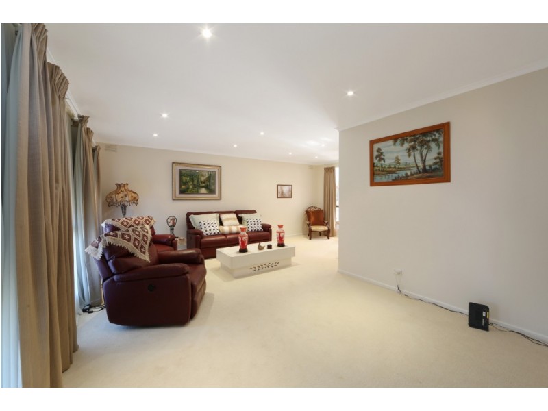 6 Lakeside Boulevard, Rowville VIC 3178