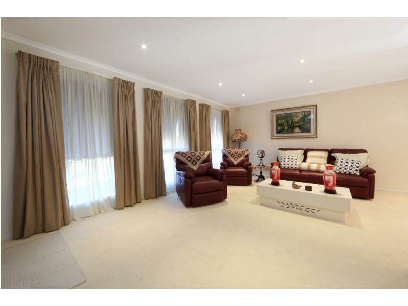 6 Lakeside Boulevard, Rowville VIC 3178