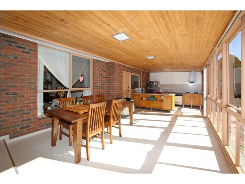 6 Lakeside Boulevard, Rowville VIC 3178