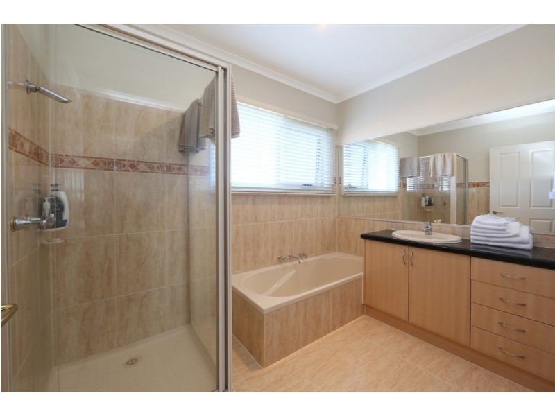 16 Paratea Drive, Rowville VIC 3178