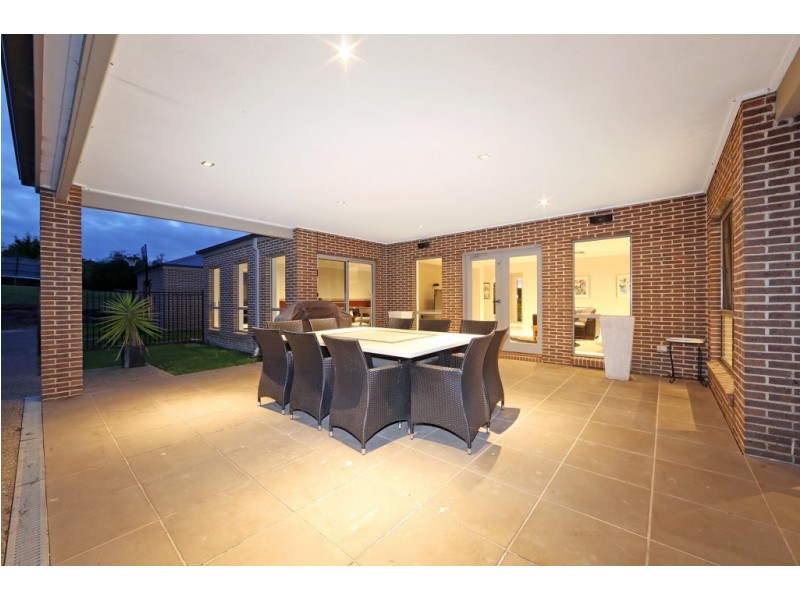 16 Gladesville Close, Lysterfield South VIC 3156