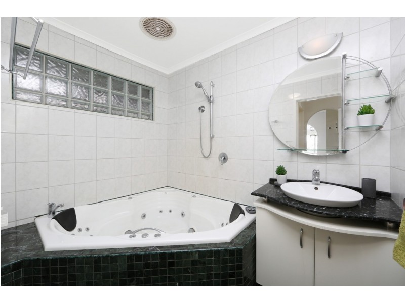 20 Lynn Drive, Ferntree Gully VIC 3156