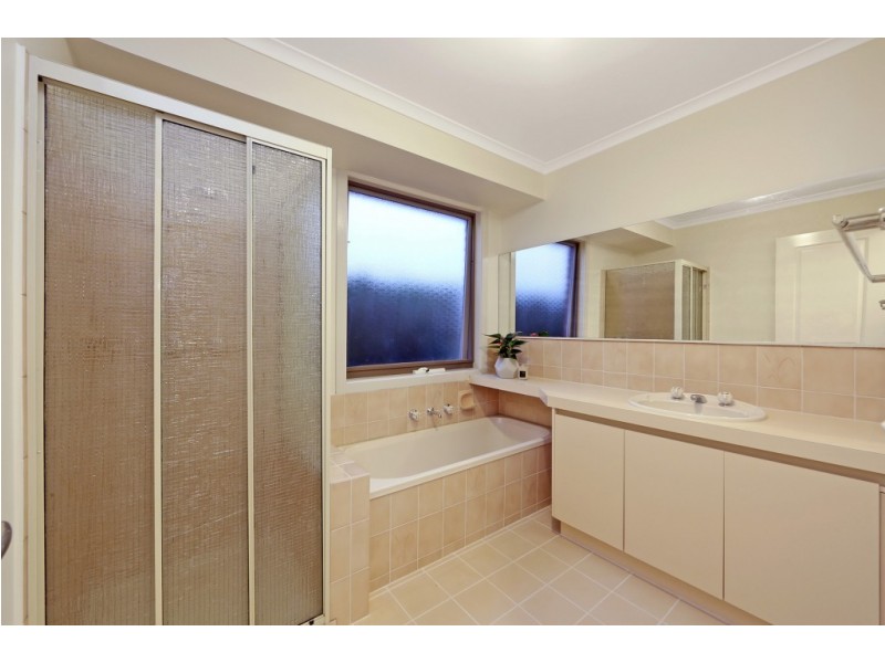 18 Laanecoorie Drive, Lysterfield VIC 3156