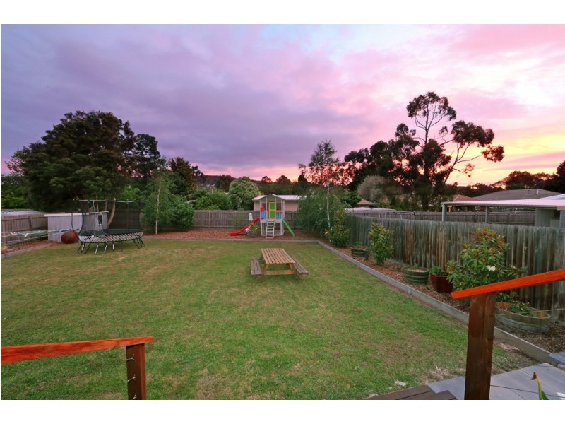 18 Laanecoorie Drive, Lysterfield VIC 3156