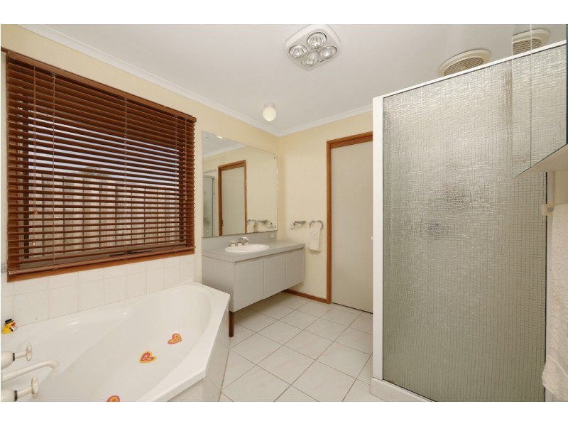 2 Lovell Close, Rowville VIC 3178