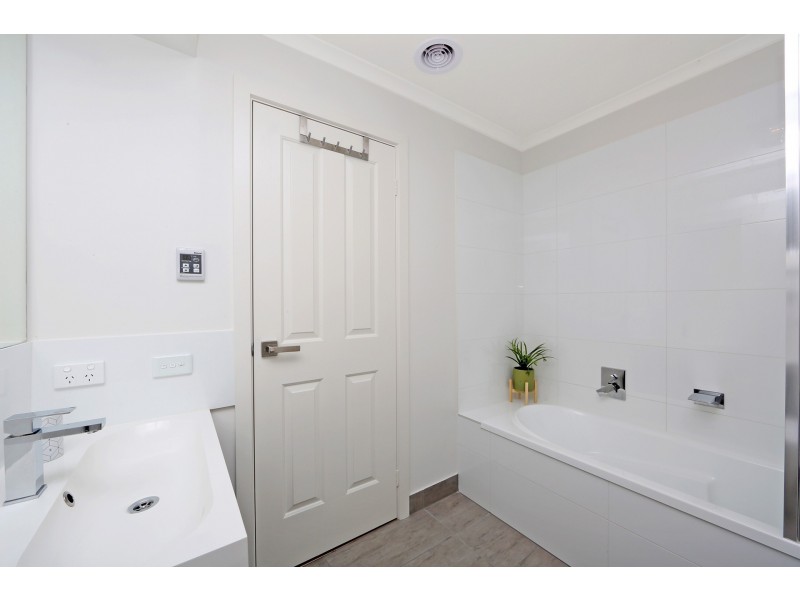 51 Lakeview Avenue, Rowville VIC 3178