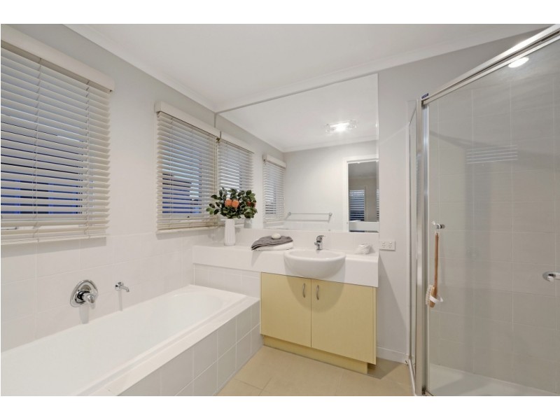 126 Sovereign Manors Crescent, Rowville VIC 3178