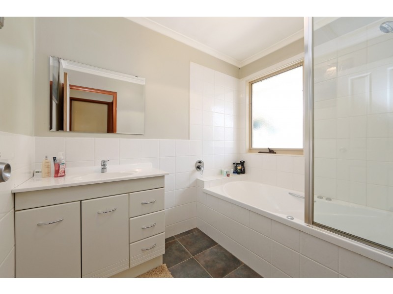 2 McIntyre Close, Ferntree Gully VIC 3156