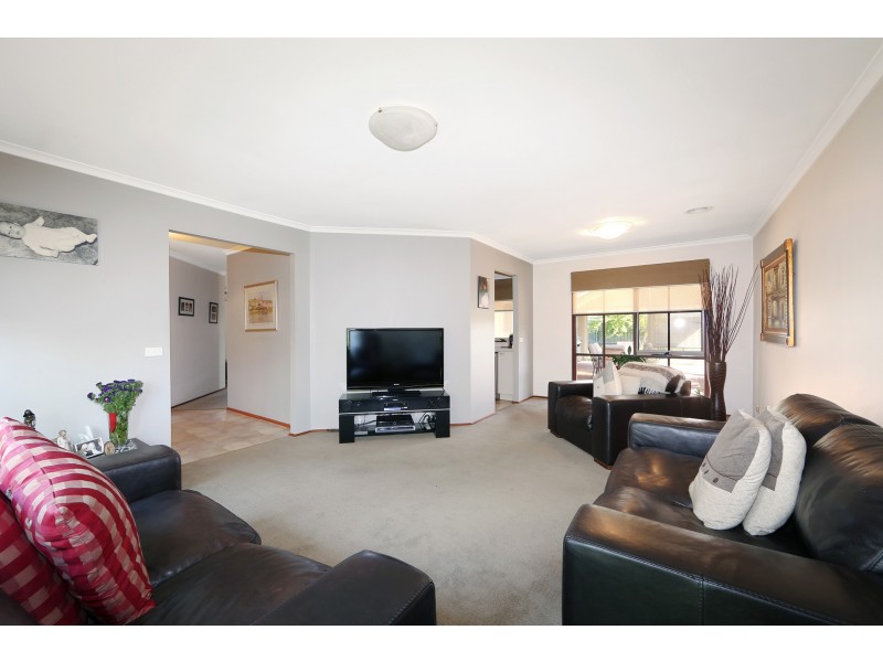2 McIntyre Close, Ferntree Gully VIC 3156