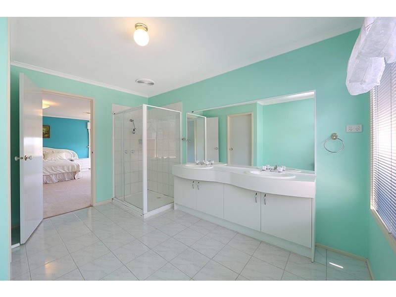 9 Garland Rise, Rowville VIC 3178