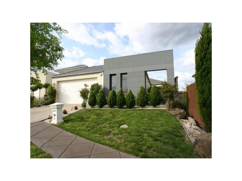 8 Sovereign Manors Crescent, Rowville VIC 3178