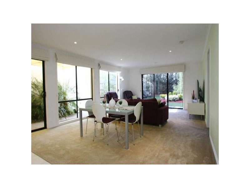 8 Sovereign Manors Crescent, Rowville VIC 3178