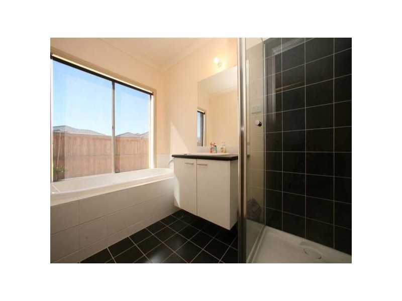 2 Sanctuary Crescent, Rowville VIC 3178