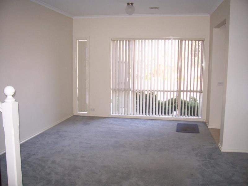 2 St Laurent Rise, Knoxfield VIC 3180