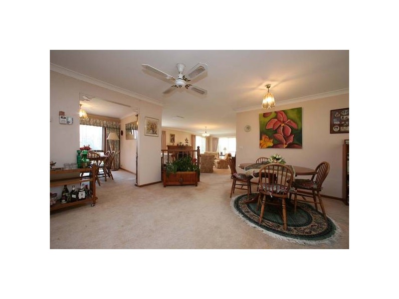 6 Bernard Hamilton Way, Rowville VIC 3178