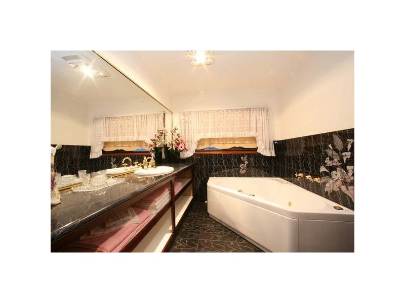 1 Yvette Drive, Rowville VIC 3178