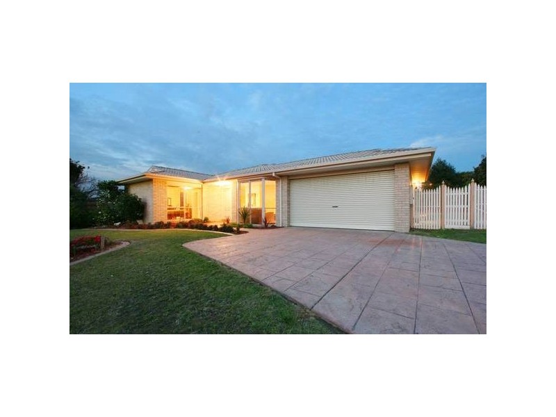 8 Manhatten Terrace, Rowville VIC 3178