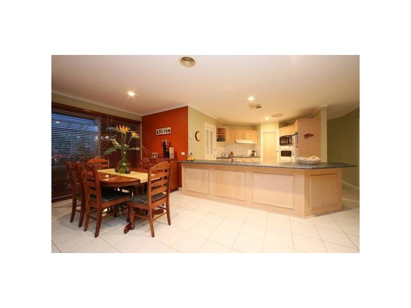 8 Manhatten Terrace, Rowville VIC 3178