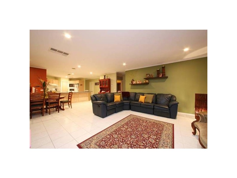 8 Manhatten Terrace, Rowville VIC 3178