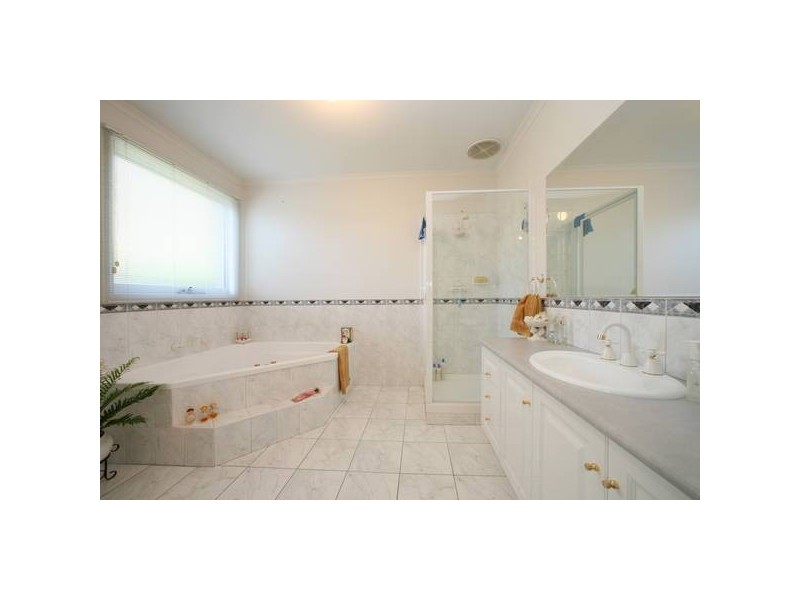 25 Airedale Way, Rowville VIC 3178