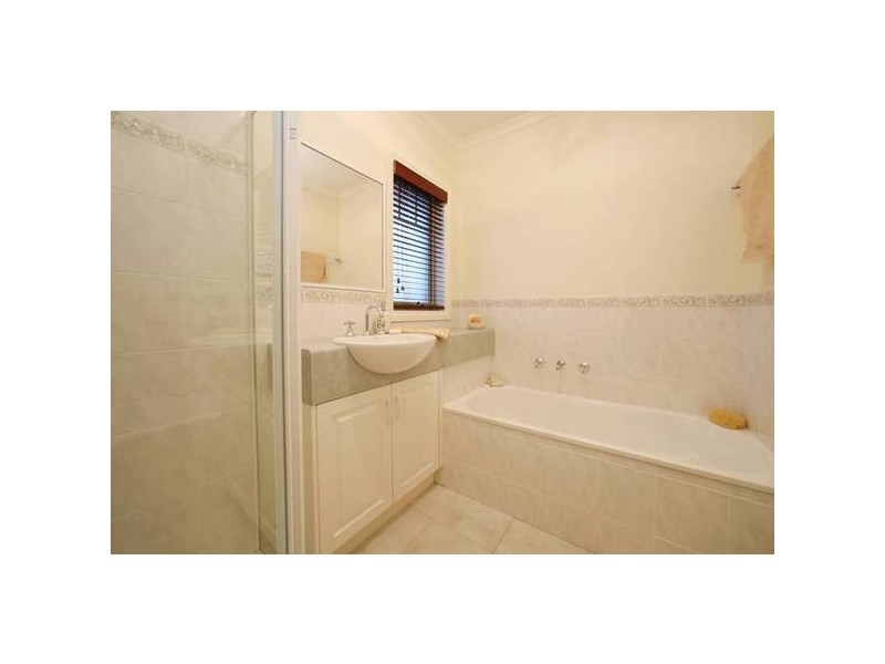 2/14 Yvette Drive, Rowville VIC 3178