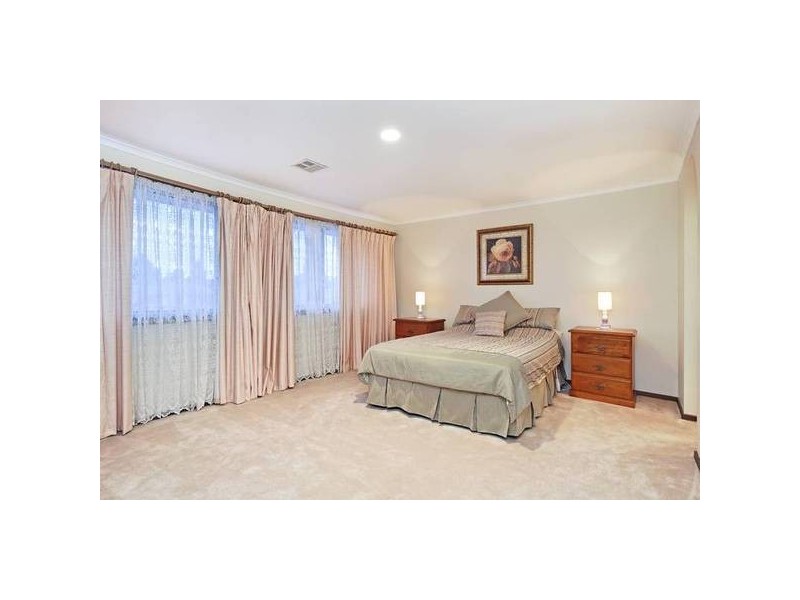 6 Ladonga Place, Rowville VIC 3178