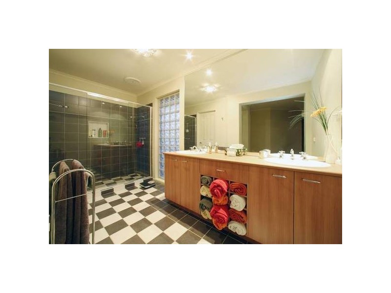 17 Langhorne Crescent, Rowville VIC 3178