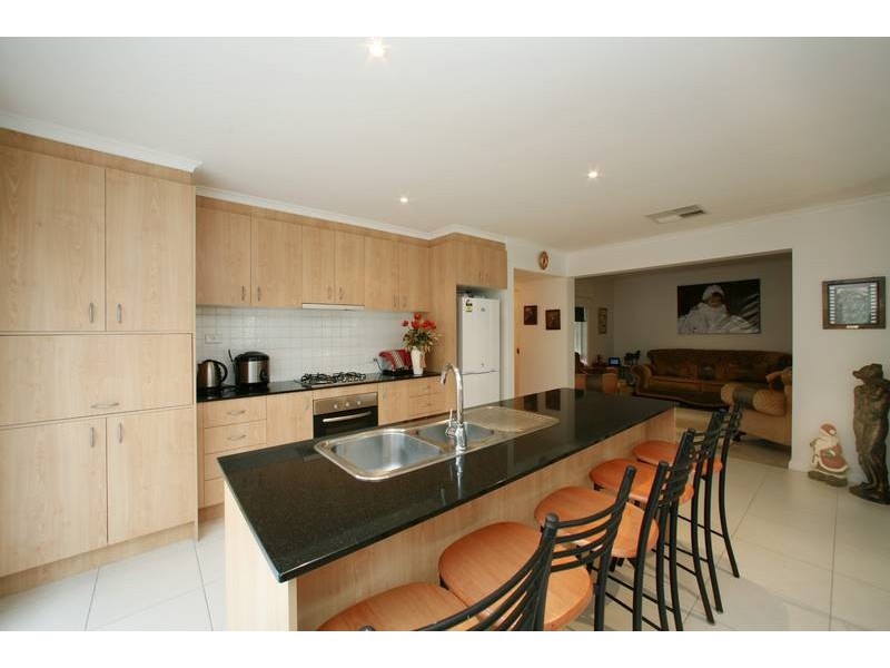 62 Sovereign Manors Crescent, Rowville VIC 3178