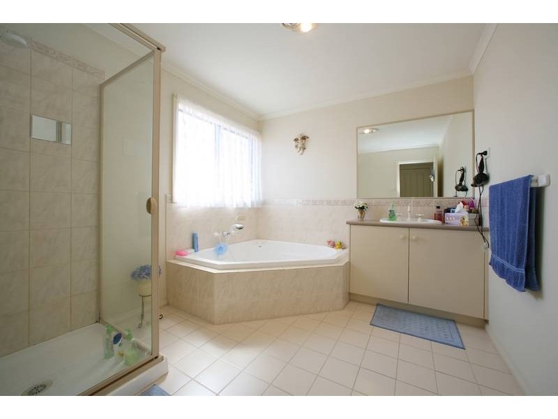 8 Tanglewood Road, Rowville VIC 3178