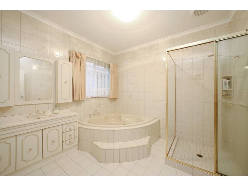 27 Laanecoorie Drive, Lysterfield VIC 3156