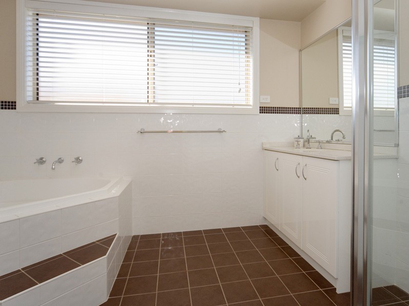 12 Ayrshire Gardens, Picton NSW 2571