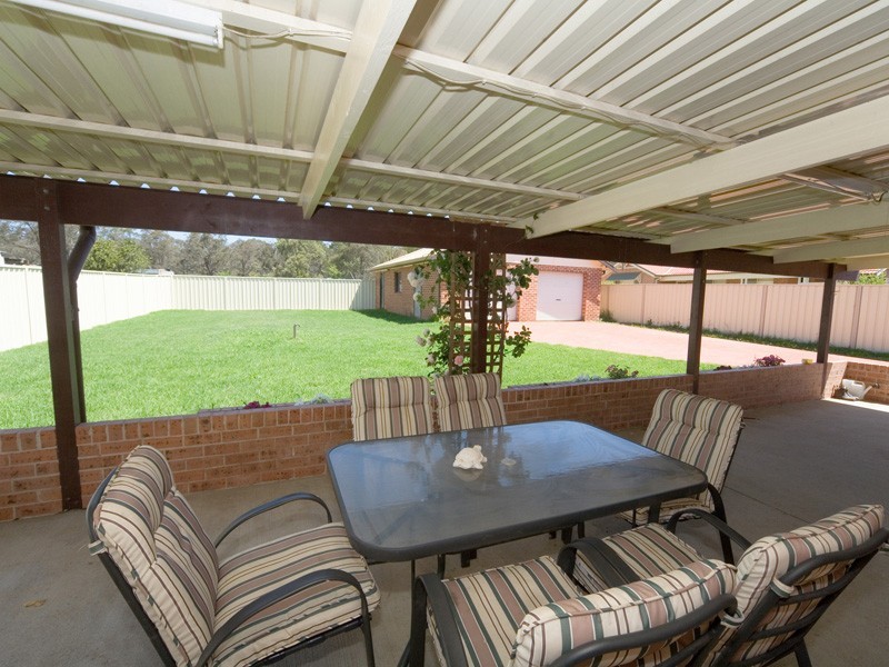 6 Close Street, Thirlmere NSW 2572