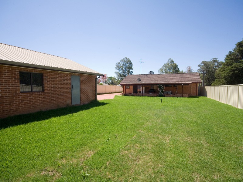 6 Close Street, Thirlmere NSW 2572
