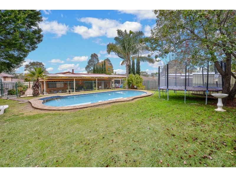 11 Cedar Place, The Oaks NSW 2570