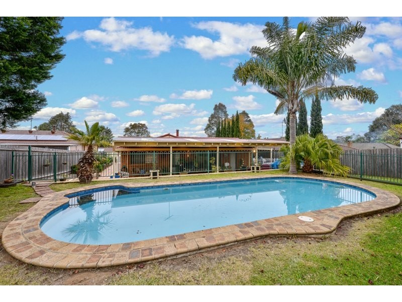 11 Cedar Place, The Oaks NSW 2570