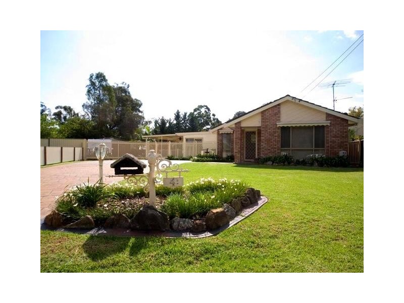 4 Davis Place, Thirlmere NSW 2572
