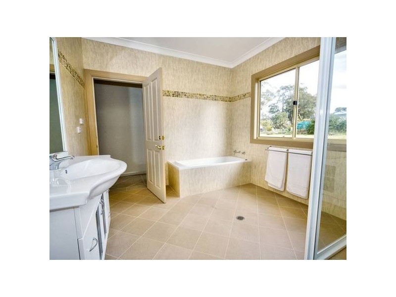 30 Oaks Road, Thirlmere NSW 2572