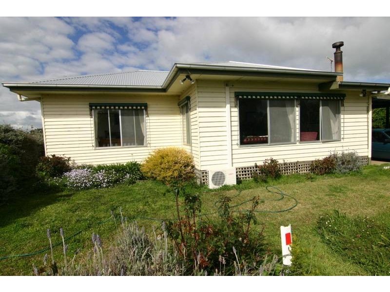 2083 Glenelg Highway, Lake Bolac VIC 3351