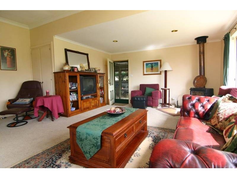 2083 Glenelg Highway, Lake Bolac VIC 3351