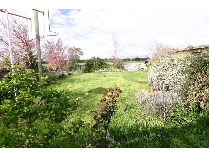 2083 Glenelg Highway, Lake Bolac VIC 3351