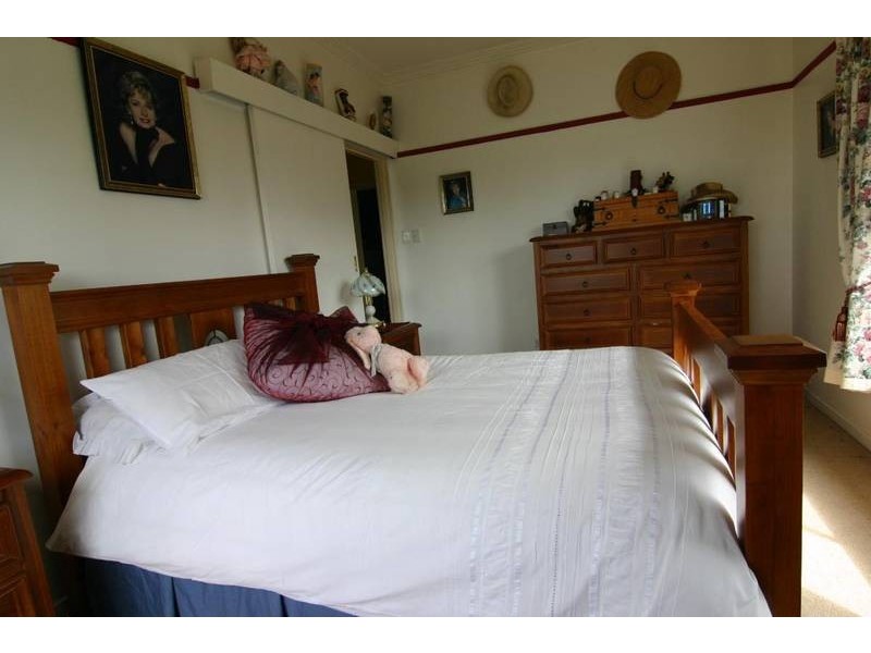 2083 Glenelg Highway, Lake Bolac VIC 3351