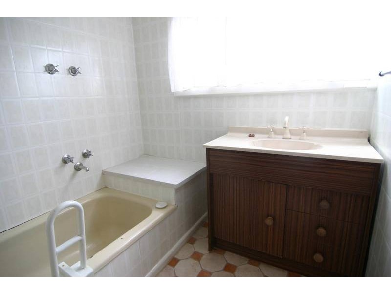 8 Churchill Avenue, Ararat VIC 3377