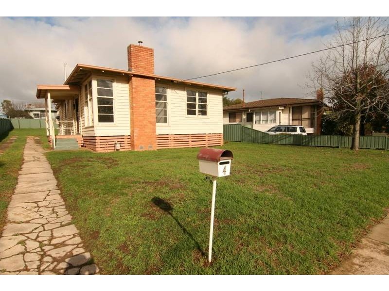 4 Churchill Avenue, Ararat VIC 3377