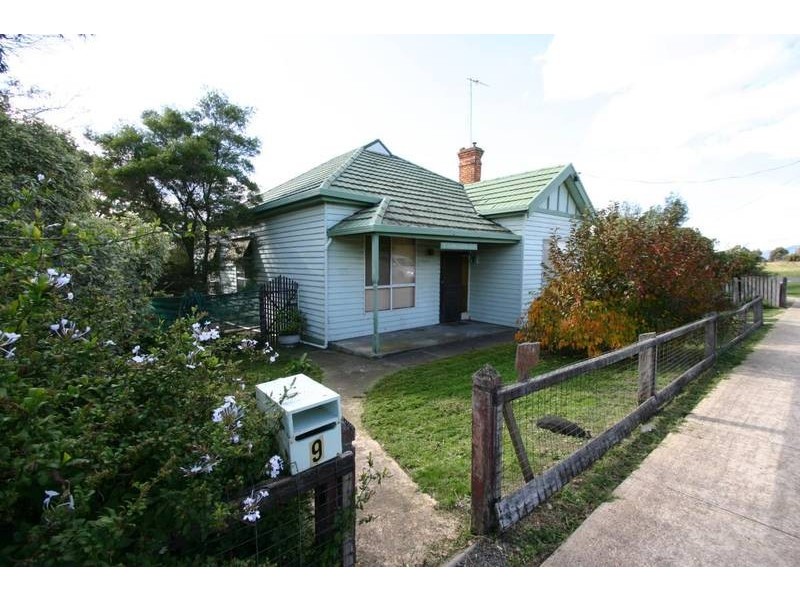 9 Currajong Avenue, Ararat VIC 3377